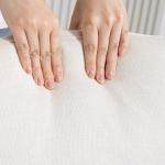 Fåtölj med Fotpall Beige Tyg och Metall för Vardagsrum och Sovrum Bekväm Loungestol med Högt Ryggstöd och Mjuk Stoppning Modern